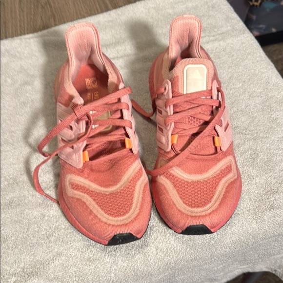 Adidas Ultraboost 22  women’s size 7 1/2 or 7.5 Pink Athletic Sneakers running - Picture 1 of 8